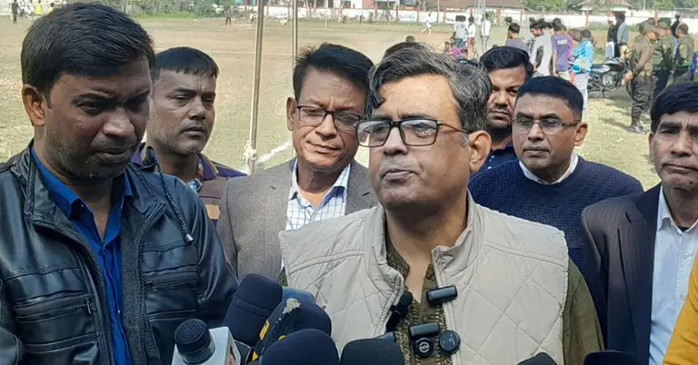 কথা বলছেন প্রেস সচিব শফিকুল আলম